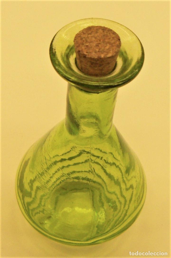 Antig&uuml;edades: BOTELLITA DE CRISTAL VERDE - Foto 2
