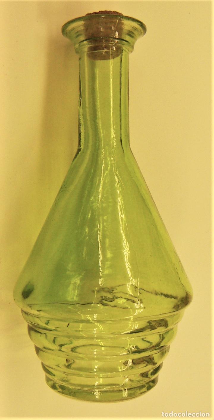 Antig&uuml;edades: BOTELLITA DE CRISTAL VERDE - Foto 1