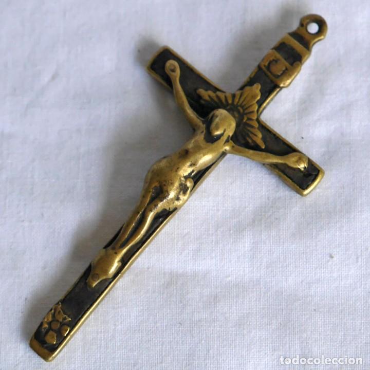 Antig&uuml;edades: Antiguo crucifijo de bronce, 9 cm de largo - Foto 1