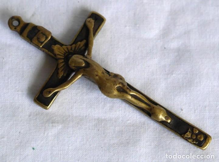 Antig&uuml;edades: Antiguo crucifijo de bronce, 9 cm de largo - Foto 2