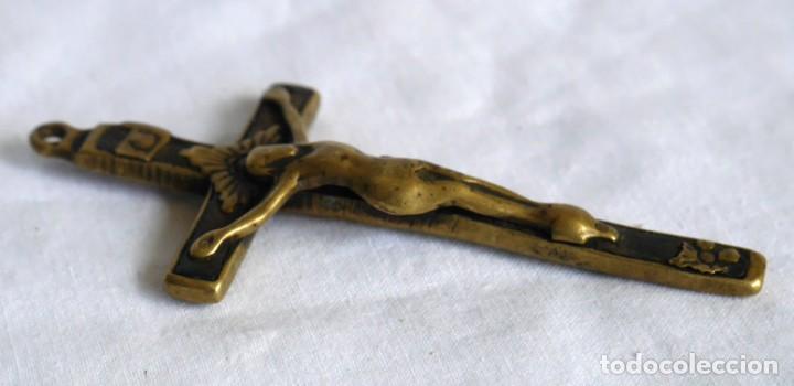 Antig&uuml;edades: Antiguo crucifijo de bronce, 9 cm de largo - Foto 3