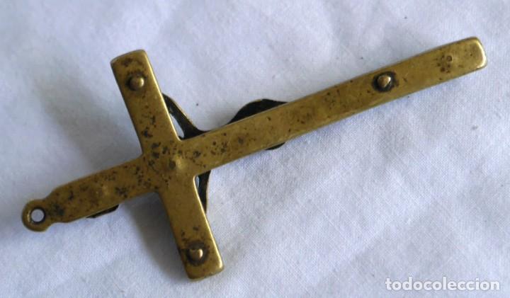 Antig&uuml;edades: Antiguo crucifijo de bronce, 9 cm de largo - Foto 4