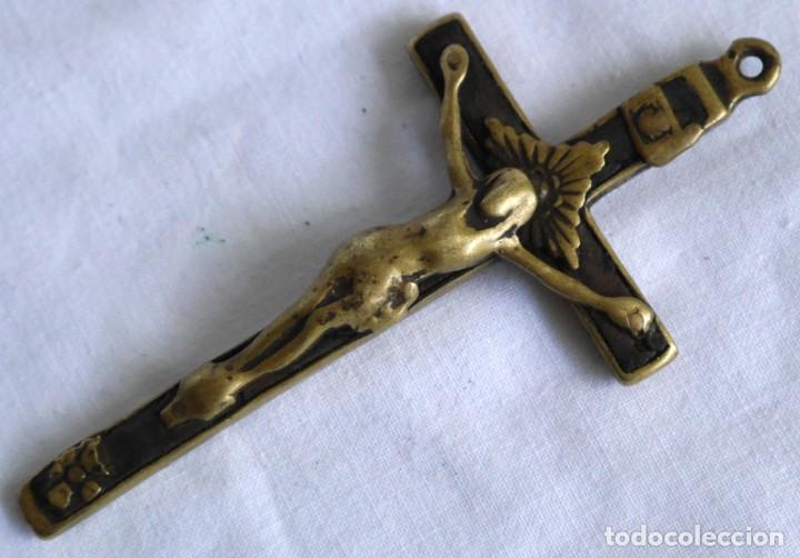 Antig&uuml;edades: Antiguo crucifijo de bronce, 9 cm de largo - Foto 5