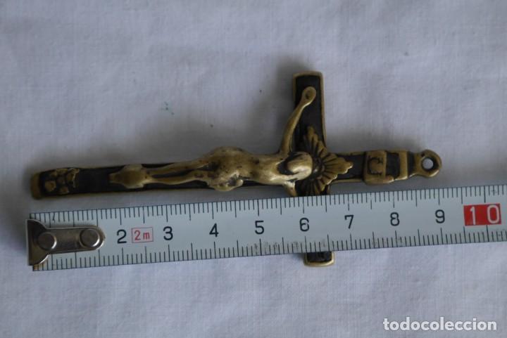 Antig&uuml;edades: Antiguo crucifijo de bronce, 9 cm de largo - Foto 6