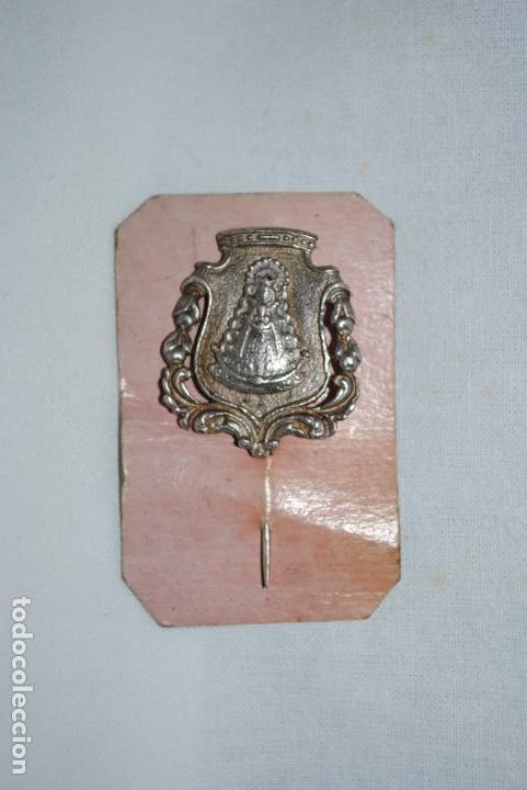 Antig&uuml;edades: MEDALLA DE ALFILER DE LA VIRGEN DEL ROCIO - Foto 1