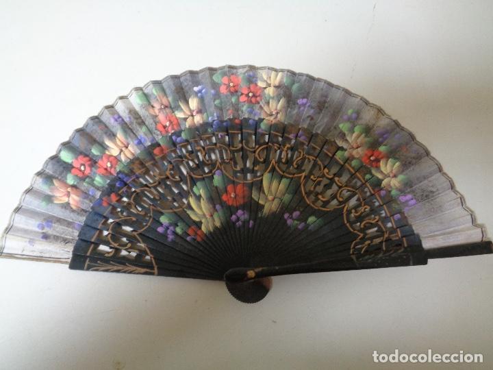 Antig&uuml;edades: Abanico madera troquelada pintado a mano - Foto 1