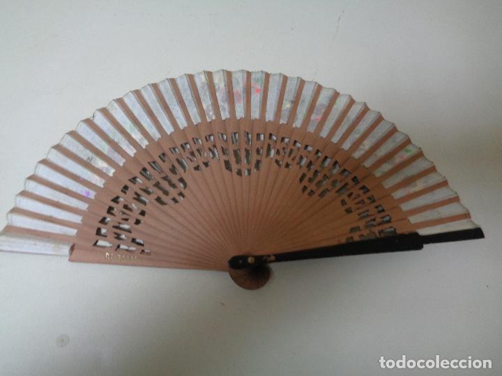 Antig&uuml;edades: Abanico madera troquelada pintado a mano - Foto 2