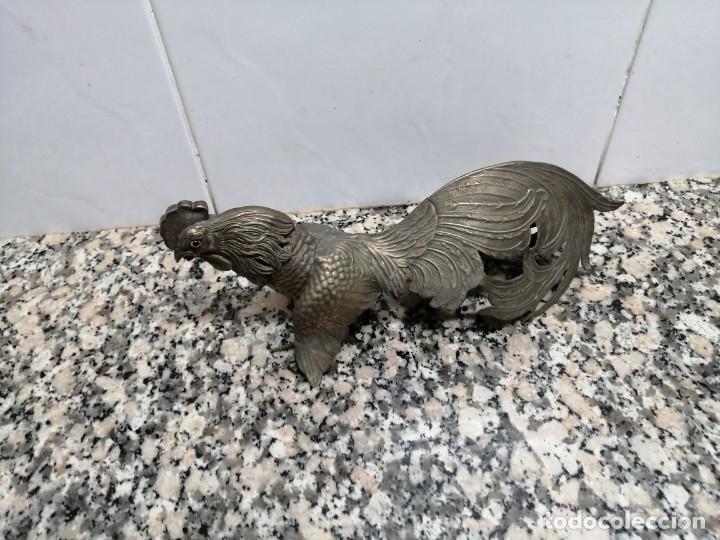 Antiquit&eacute;s: ANTIGUO GALLO METAL PLATEADO