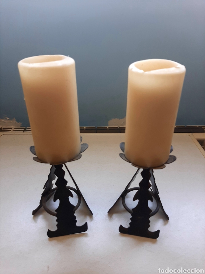 Antig&uuml;edades: DOS ANTIGUOS CANDELABROS O PORTAVELAS HIERRO