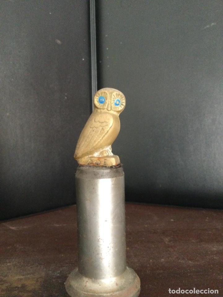 Antig&uuml;edades: Figura de b&uacute;ho en bronce sobre pedestal de metal