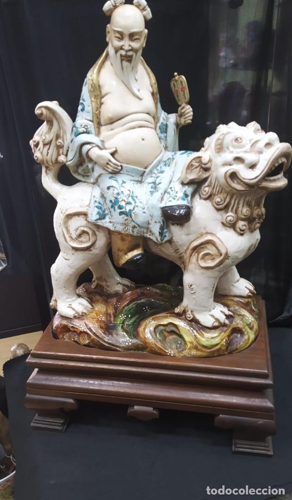 Antiques: GRAN FIGURA MONJE BUDISTA SOBRE LE&Oacute;N DE FOO DE EXQUISITA PORCELANA EUROPEA FECHADA EN 1954