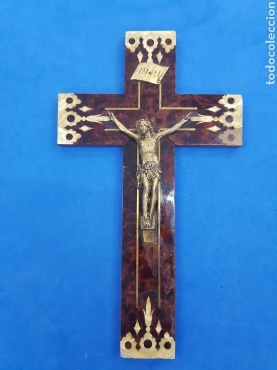 Antig&uuml;edades: Crucifijo de madera y Nacar - Foto 1