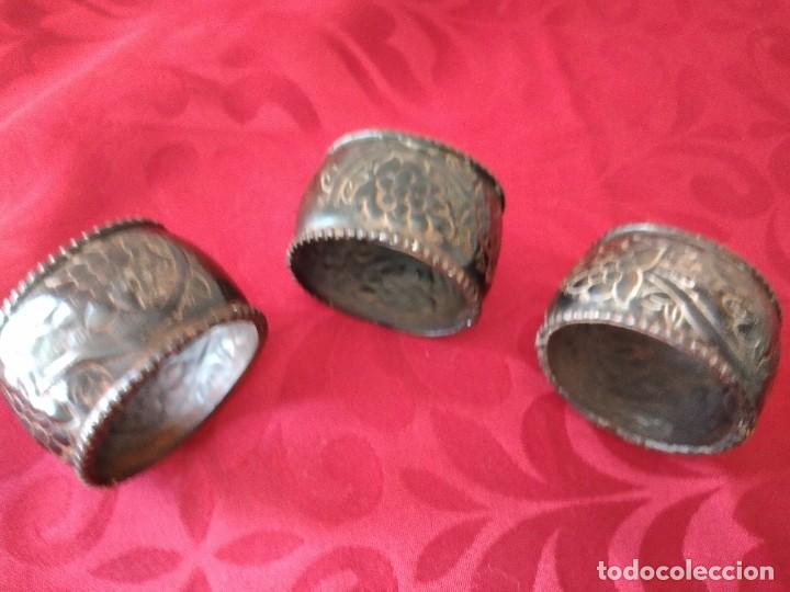 Antig&uuml;edades: Lote de 3 servilleteros de laton repujado. - Foto 1