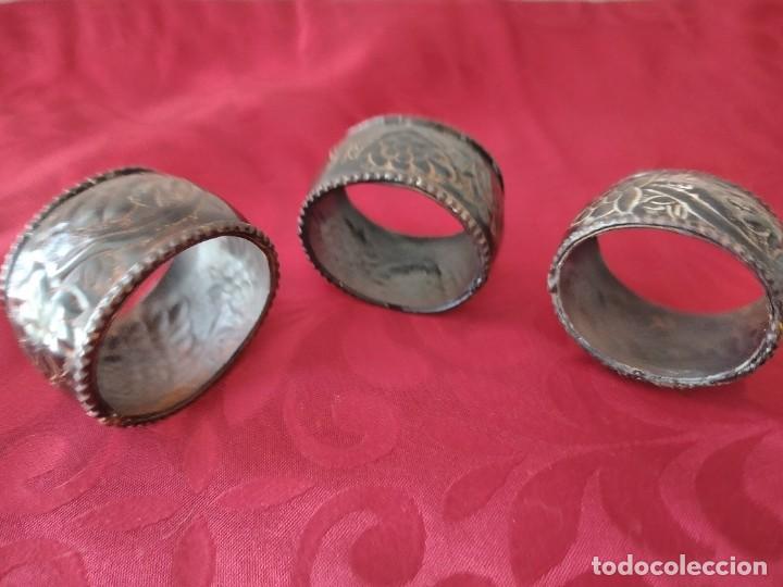 Antig&uuml;edades: Lote de 3 servilleteros de laton repujado. - Foto 4