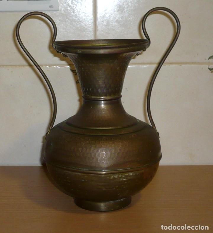 Antig&uuml;edades: Antiguo Jarr&oacute;n Florero de Lat&oacute;n o bronce - Foto 1