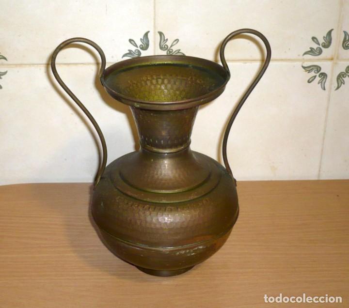 Antig&uuml;edades: Antiguo Jarr&oacute;n Florero de Lat&oacute;n o bronce - Foto 2
