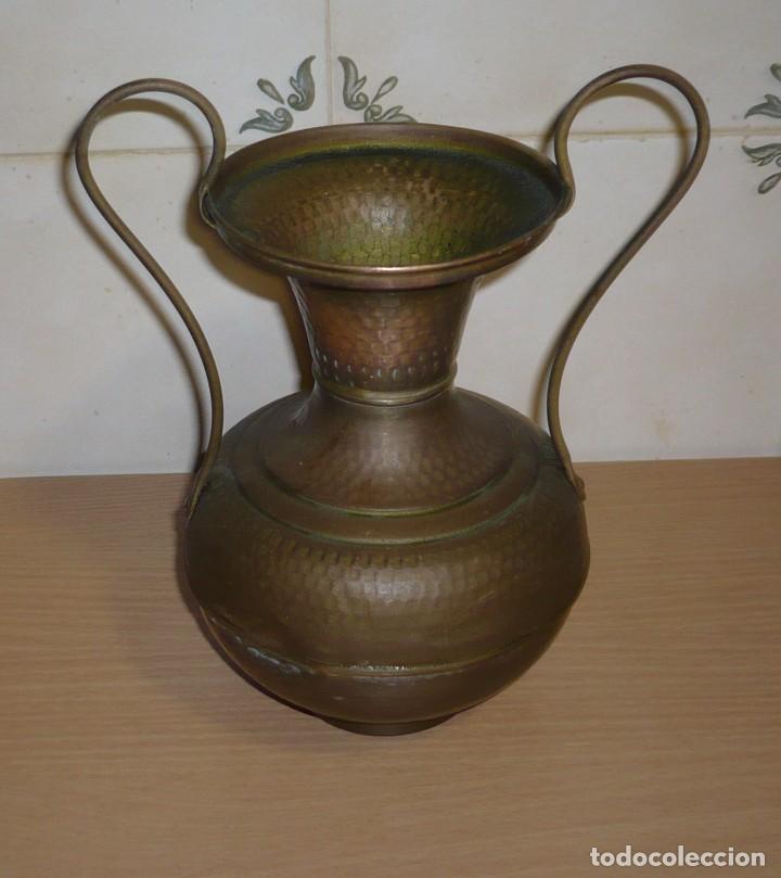 Antig&uuml;edades: Antiguo Jarr&oacute;n Florero de Lat&oacute;n o bronce - Foto 3