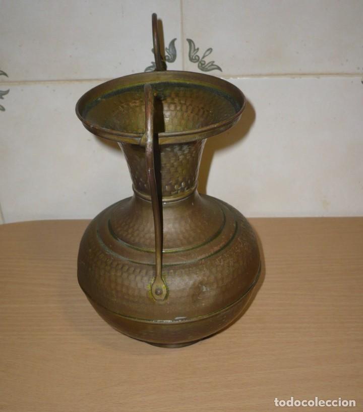 Antig&uuml;edades: Antiguo Jarr&oacute;n Florero de Lat&oacute;n o bronce - Foto 4