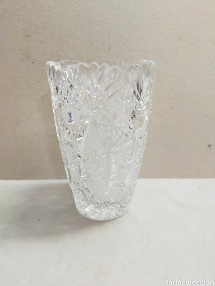 Antiquit&eacute;s: JARRON O FLORERO DE CRISTAL TALLADO CON DECORACION VEGETAL. 20 CM.
