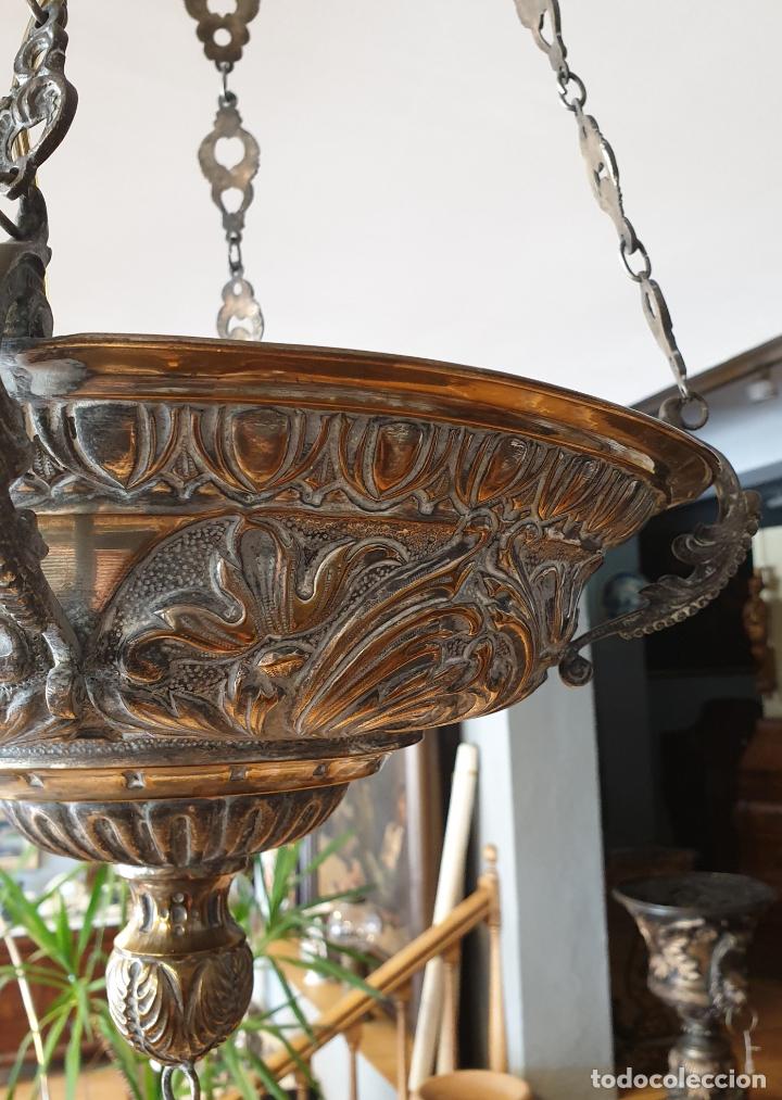 Antigüedades: Antigua Lámpara Votiva - Decorativa Lámpara de Techo - Bronce Cincelado y Plateado - Foto 7 - 280187808