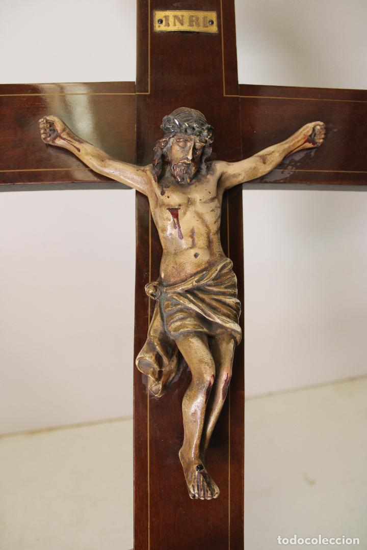 Antig&uuml;edades: cristo en la cruz de madera - Foto 3