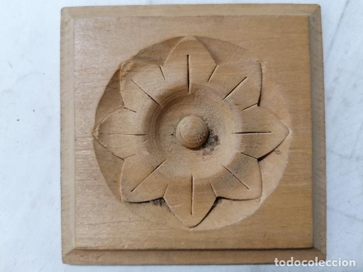 Antig&uuml;edades: DECORACION DE MADERA, MEDIDAS 7,5 X 7,5 CM