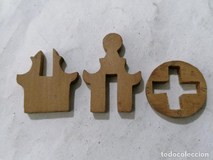 Antig&uuml;edades: TRES DECORACIONES DE MADERA, MEDIDAS 3,5 X 2,5 CM