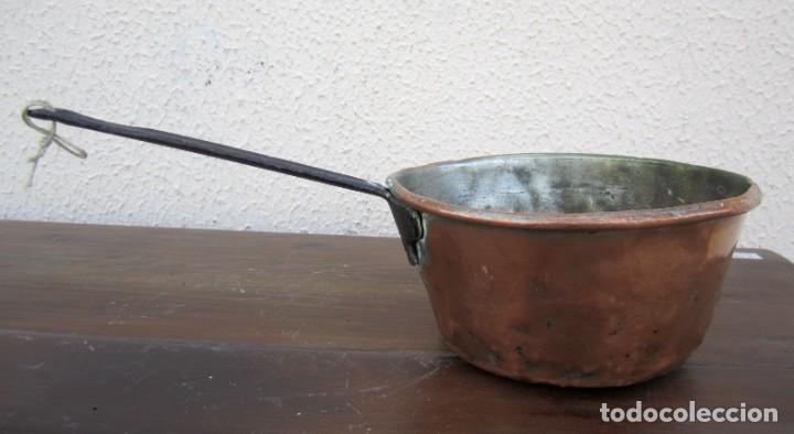 Antig&uuml;edades: Cazo de cobre y mango de forja - Foto 1