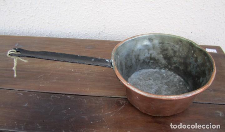 Antig&uuml;edades: Cazo de cobre y mango de forja - Foto 2