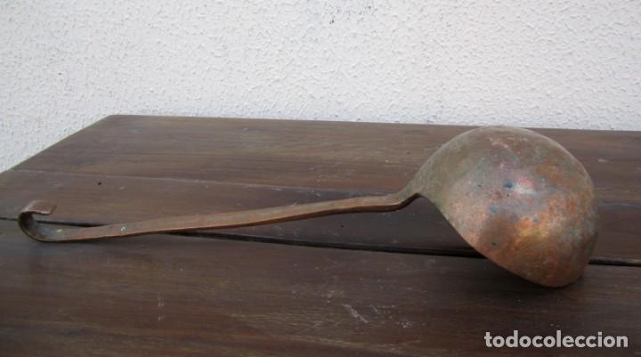 Antig&uuml;edades: Cucharon de cobre macizo de una pieza - Foto 1