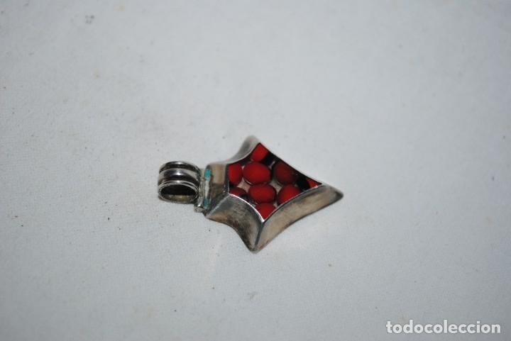 Antig&uuml;edades: COLGANTE DE PLATA EN FORMA DE FLECHA - Foto 2