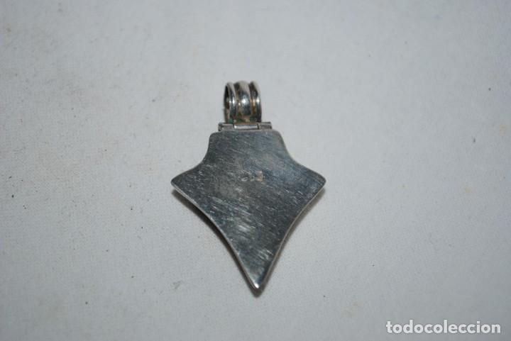 Antig&uuml;edades: COLGANTE DE PLATA EN FORMA DE FLECHA - Foto 4