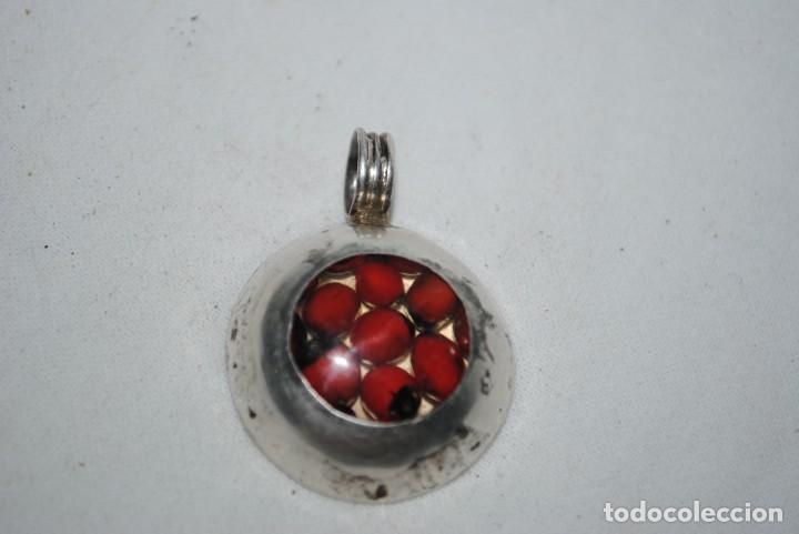 Antig&uuml;edades: COLGANTE DE PLATA Y SEMILLAS ROJAS - Foto 1