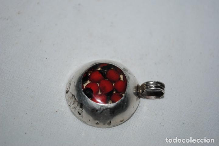 Antig&uuml;edades: COLGANTE DE PLATA Y SEMILLAS ROJAS - Foto 2