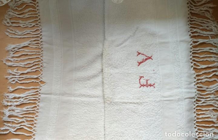 Antiguidades: Antigua toalla algod&oacute;n / hilo rizado acabada con flecos - iniciales V J bordadas - 140cm x 56cm