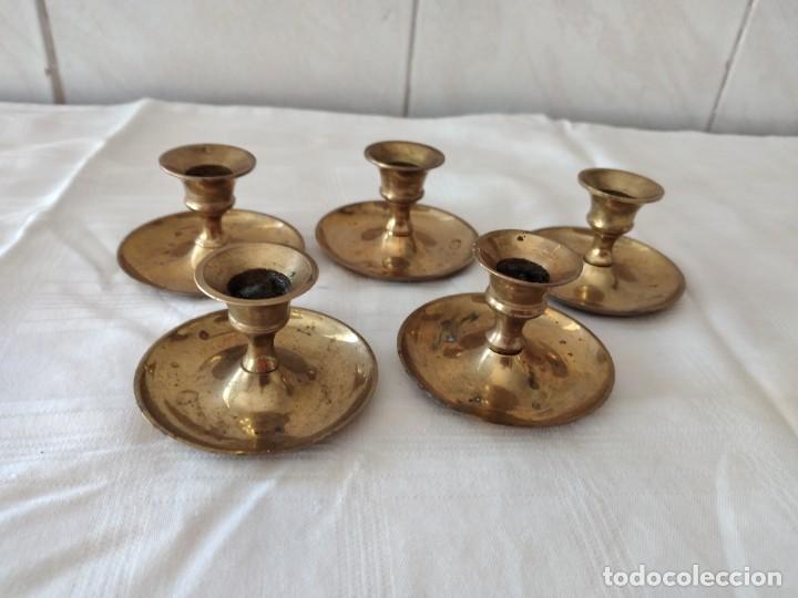 Antig&uuml;edades: Lote de 5 palmatorias de laton. - Foto 4