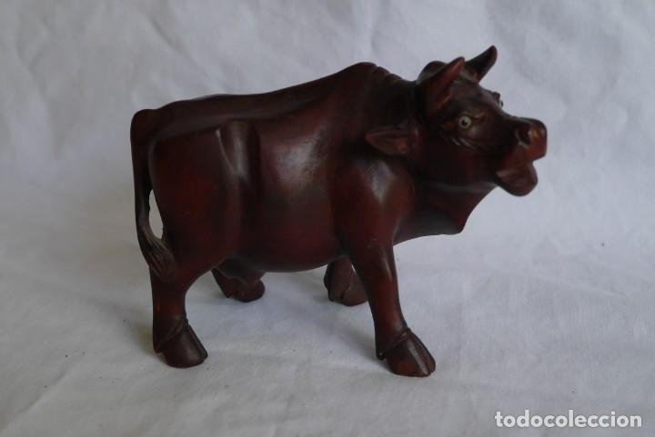 Antig&uuml;edades: Figura de vaca tallada en madera - Foto 2