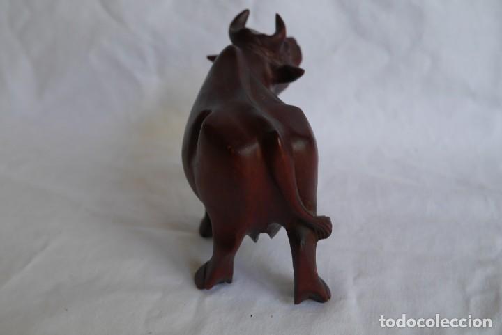 Antig&uuml;edades: Figura de vaca tallada en madera - Foto 3