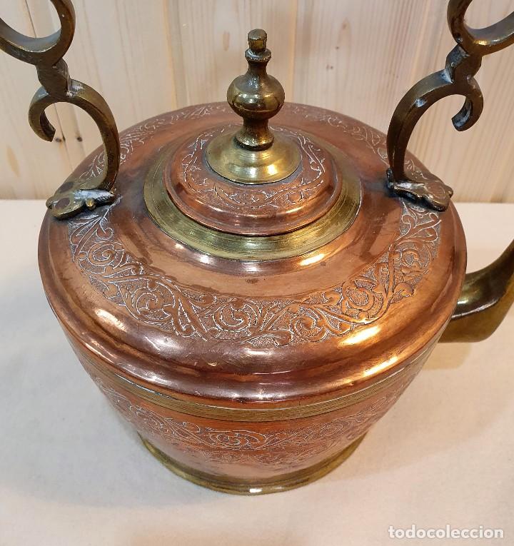 Antig&uuml;edades: TETERA DE COBRE Y LATON CON GRABADOS - Foto 2