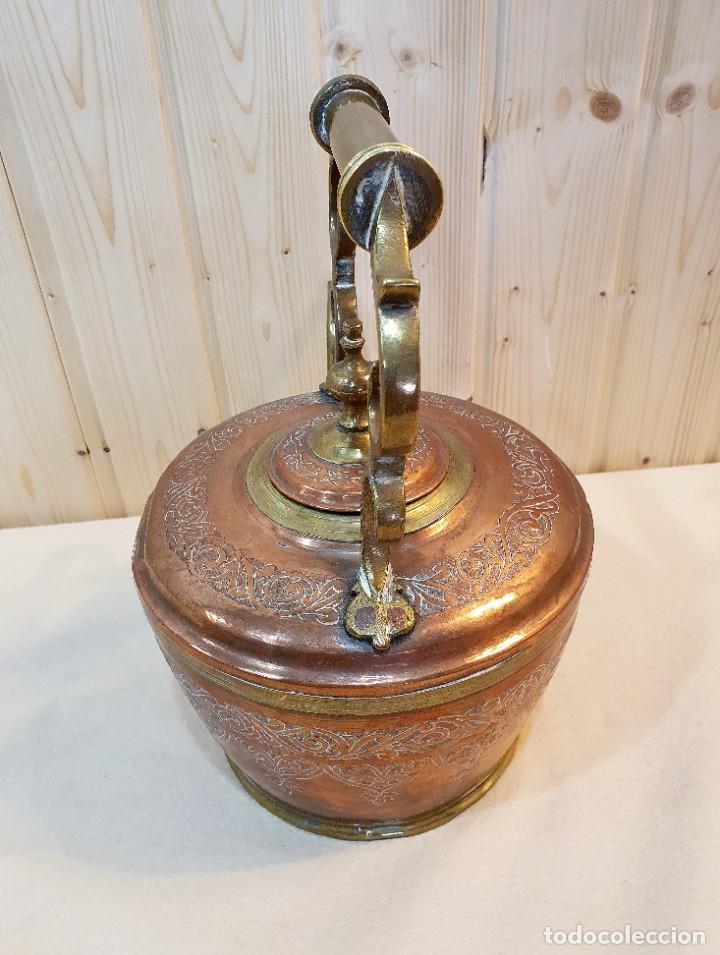 Antig&uuml;edades: TETERA DE COBRE Y LATON CON GRABADOS - Foto 3