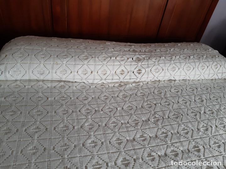 Antig&uuml;edades: COLCHA DE ENCAJE MECANICO CON FLECOS. - Foto 3