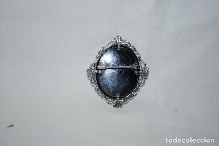 Antig&uuml;edades: ANTIGUO BROCHE RELIGIOSO PLATEADO - Foto 2