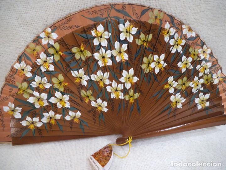 Antig&uuml;edades: ABANICO &uml;CARBONELL &uml; MADERA ( JAZM&Iacute;N - BLANCO ) - Foto 1