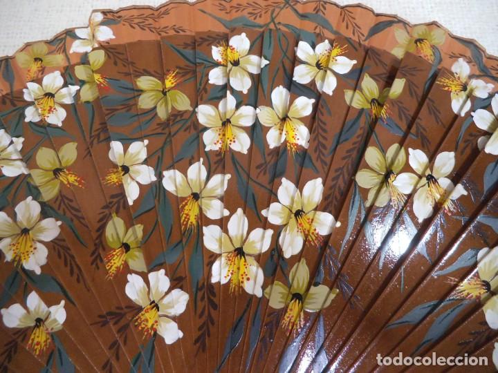 Antig&uuml;edades: ABANICO &uml;CARBONELL &uml; MADERA ( JAZM&Iacute;N - BLANCO ) - Foto 4