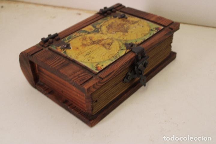 Antig&uuml;edades: caja de madera libro - mapamundi - Foto 2