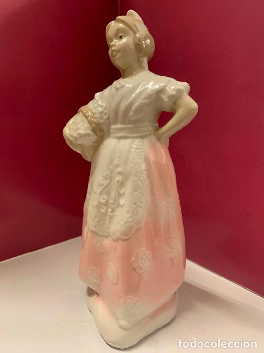 Antiquit&eacute;s: Encantadora valenciana en porcelana, Valencia. Manises. Mide unos 18cms altura