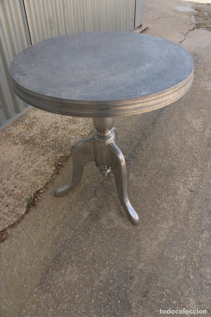 Antig&uuml;edades: mesa vintage velador de aluminio - Foto 5