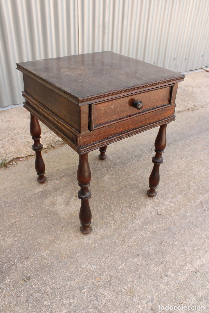Antig&uuml;edades: mesa auxiliar en madera maciza - Foto 3
