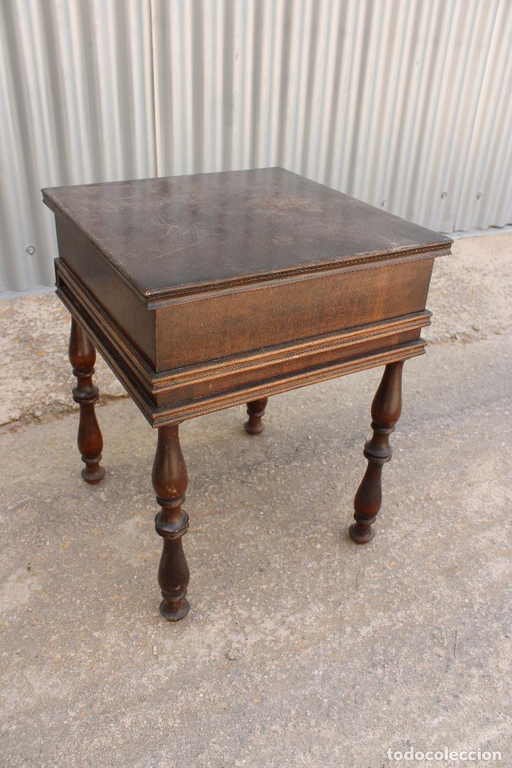 Antig&uuml;edades: mesa auxiliar en madera maciza - Foto 5