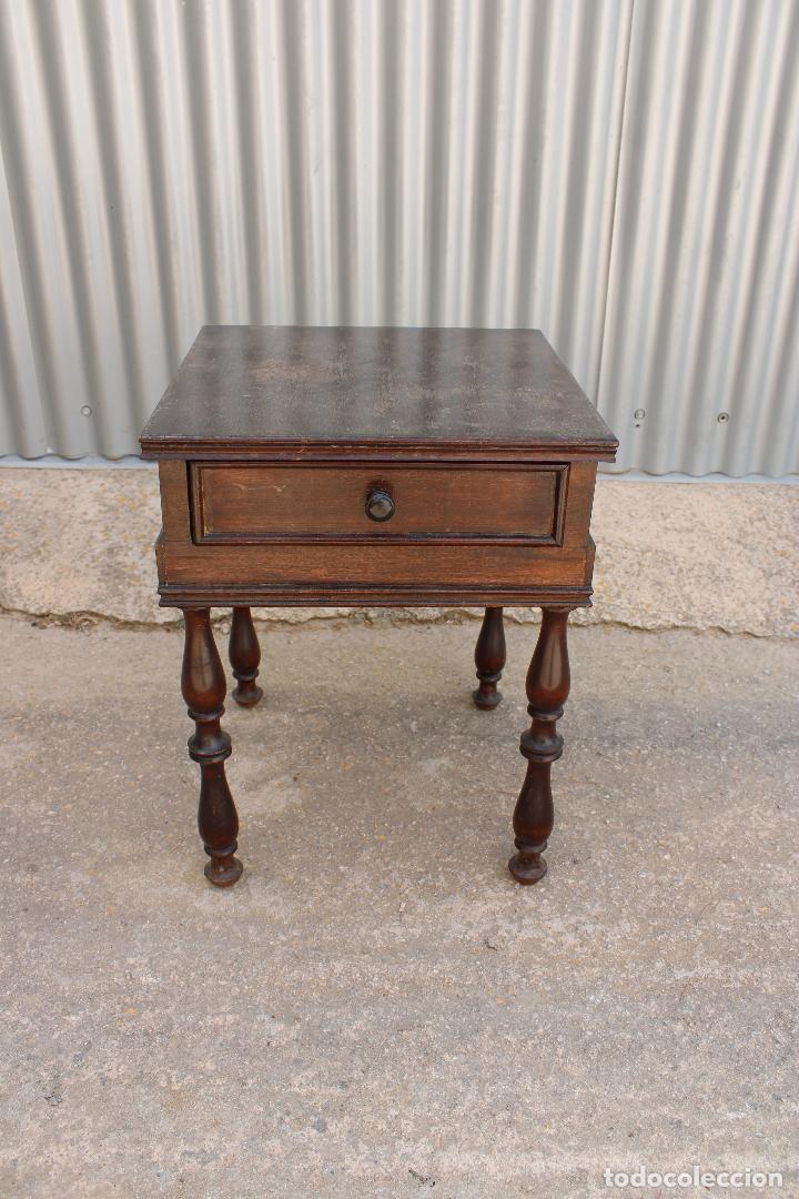 Antig&uuml;edades: mesa auxiliar en madera maciza - Foto 1